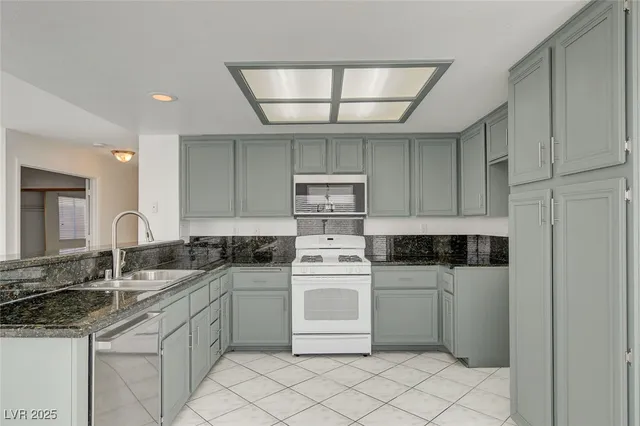 $2,600 | 9805 Cross Creek Way, Las Vegas, NV 89117