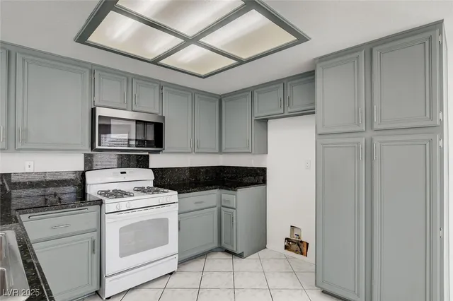 $2,600 | 9805 Cross Creek Way, Las Vegas, NV 89117