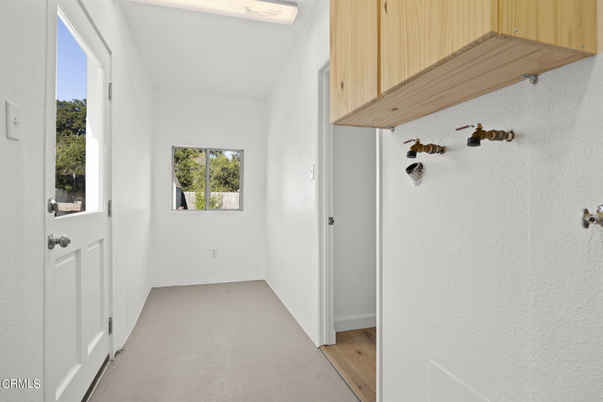 370 Prospect Street Oak View, CA 93022 - Photo 29 of 46 a view of a hallway with closet