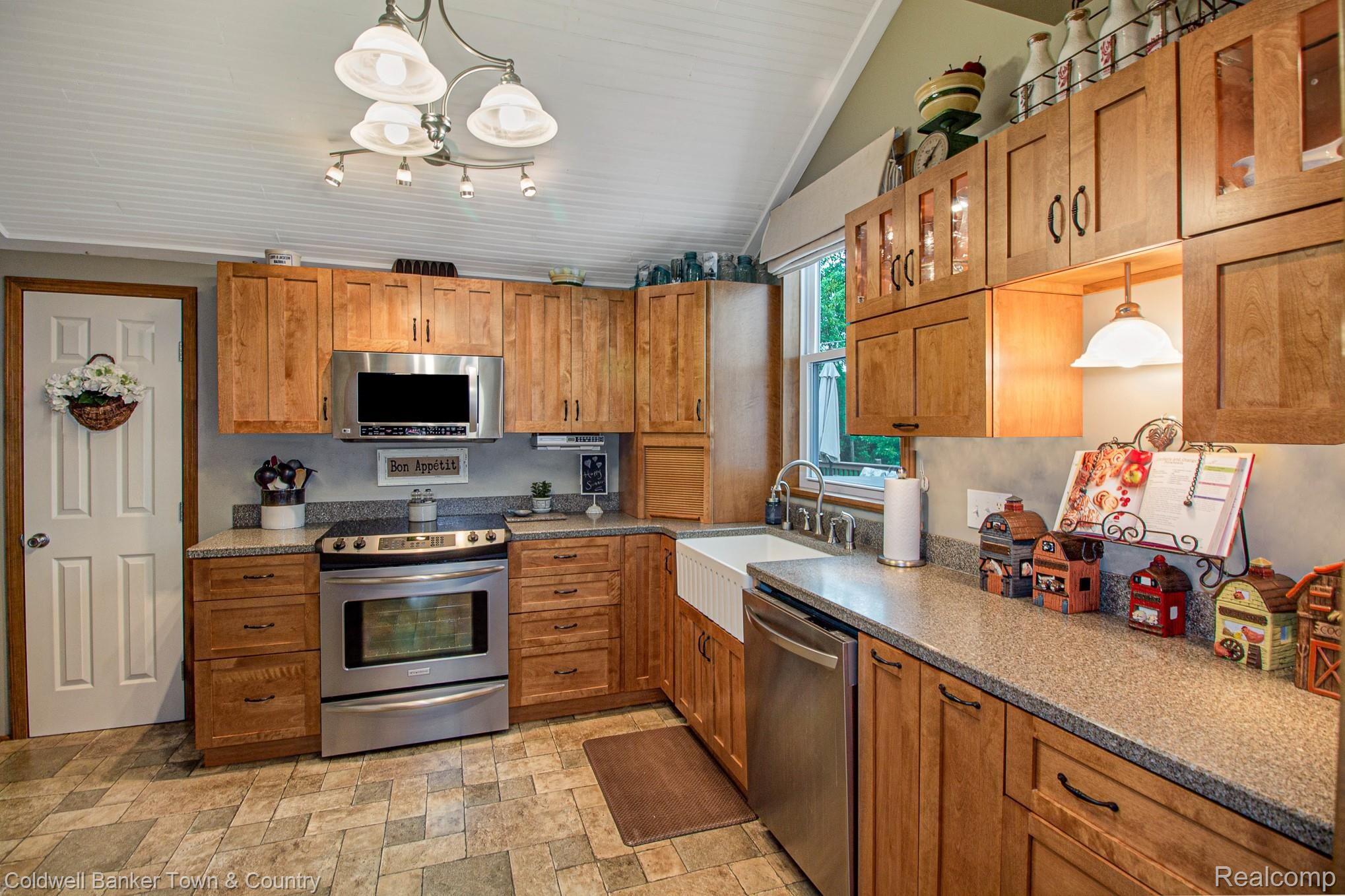 6457 Layton Road Fowlerville, MI 48836 - Photo 4 of 36 Granite Kitchen