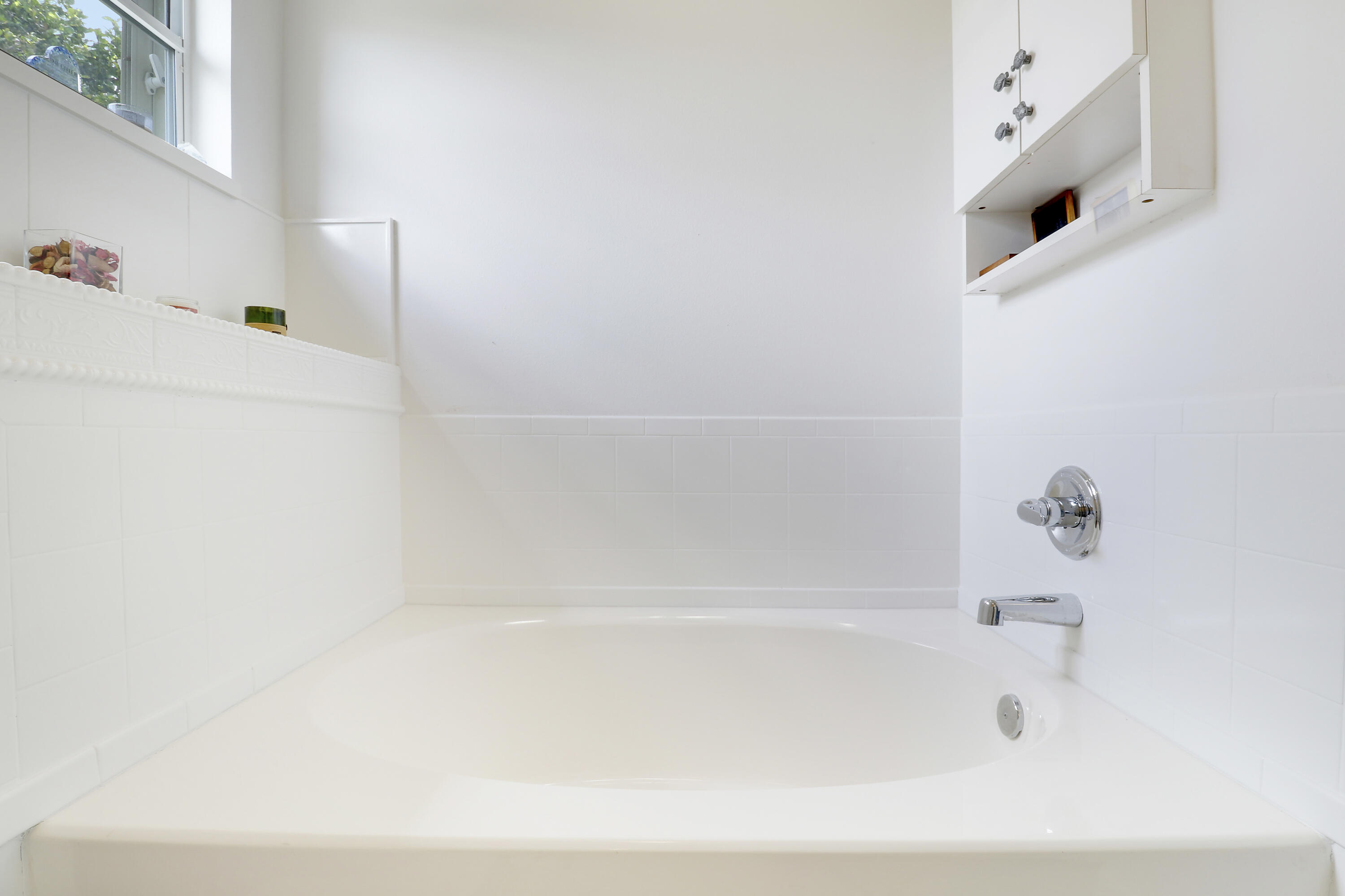 144 Pennock Landing Circle Jupiter, FL 33458 - Photo 22 of 34 a bathroom with a bathtub