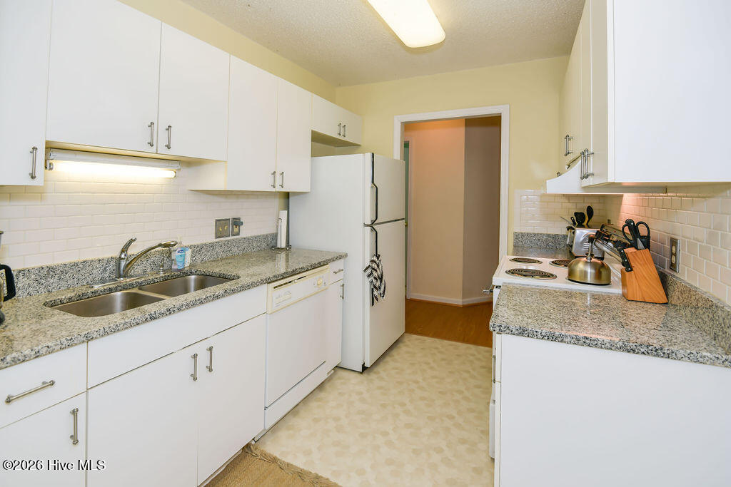 2545 Longleaf Drive Southwest Pinehurst, NC 28374 - Photo 5 of 30 kitchen with granite countertops