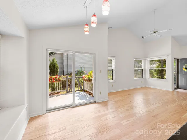 a view of livingroom with furniture