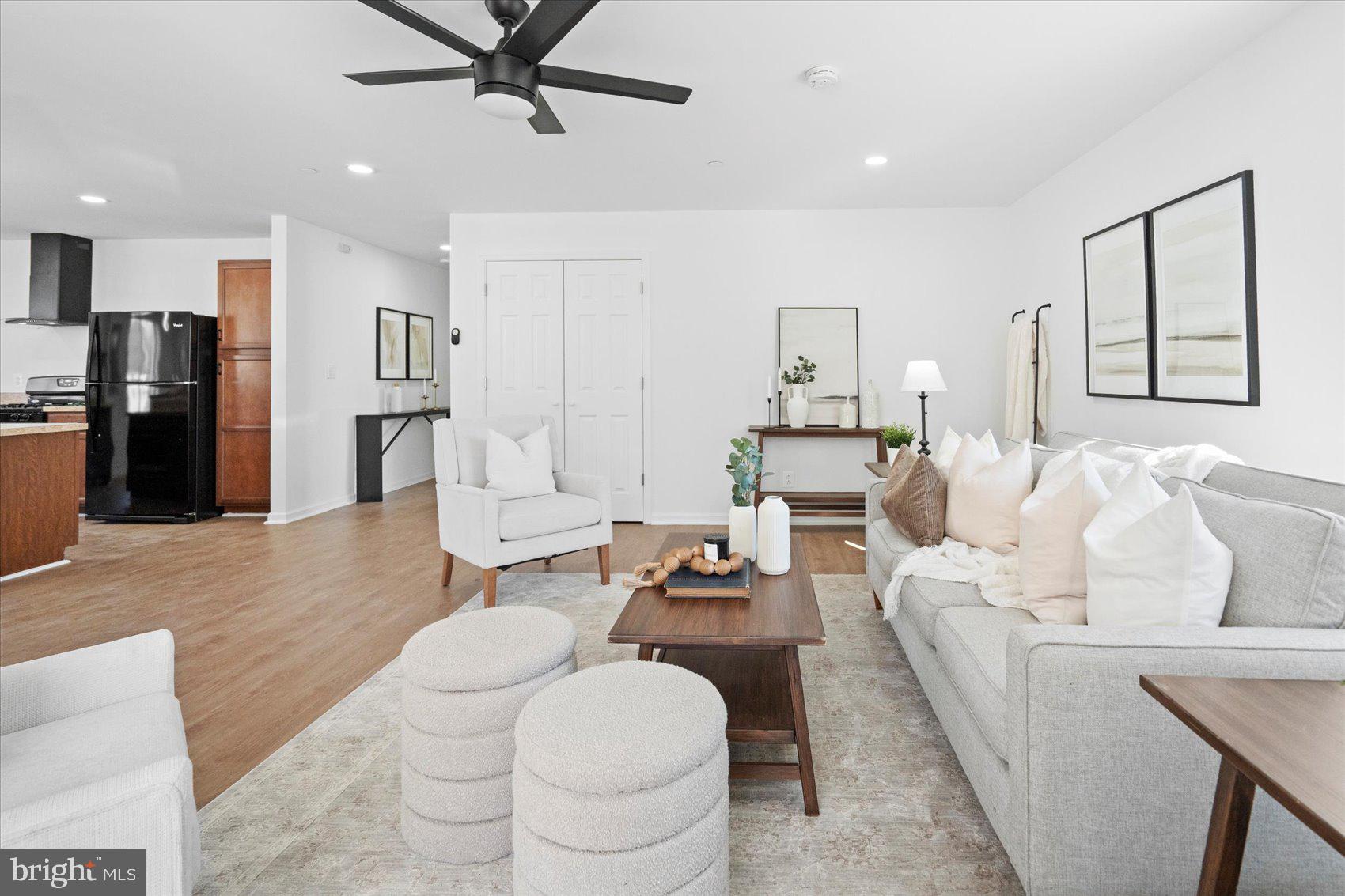313 Homberg Avenue Baltimore, MD 21221 - Photo 22 of 47 a living room with furniture and kitchen view