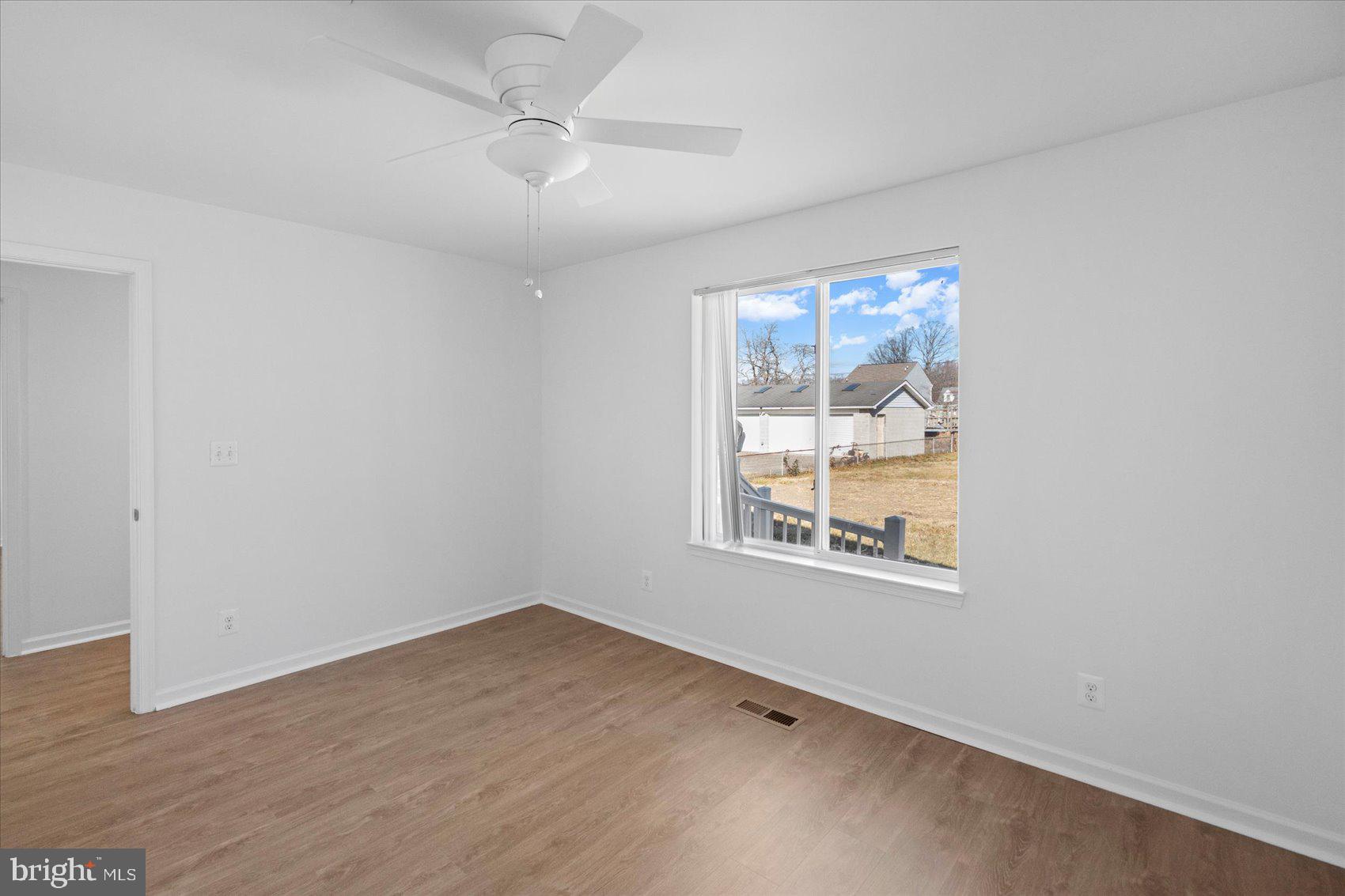 313 Homberg Avenue Baltimore, MD 21221 - Photo 41 of 47 an empty room with a window