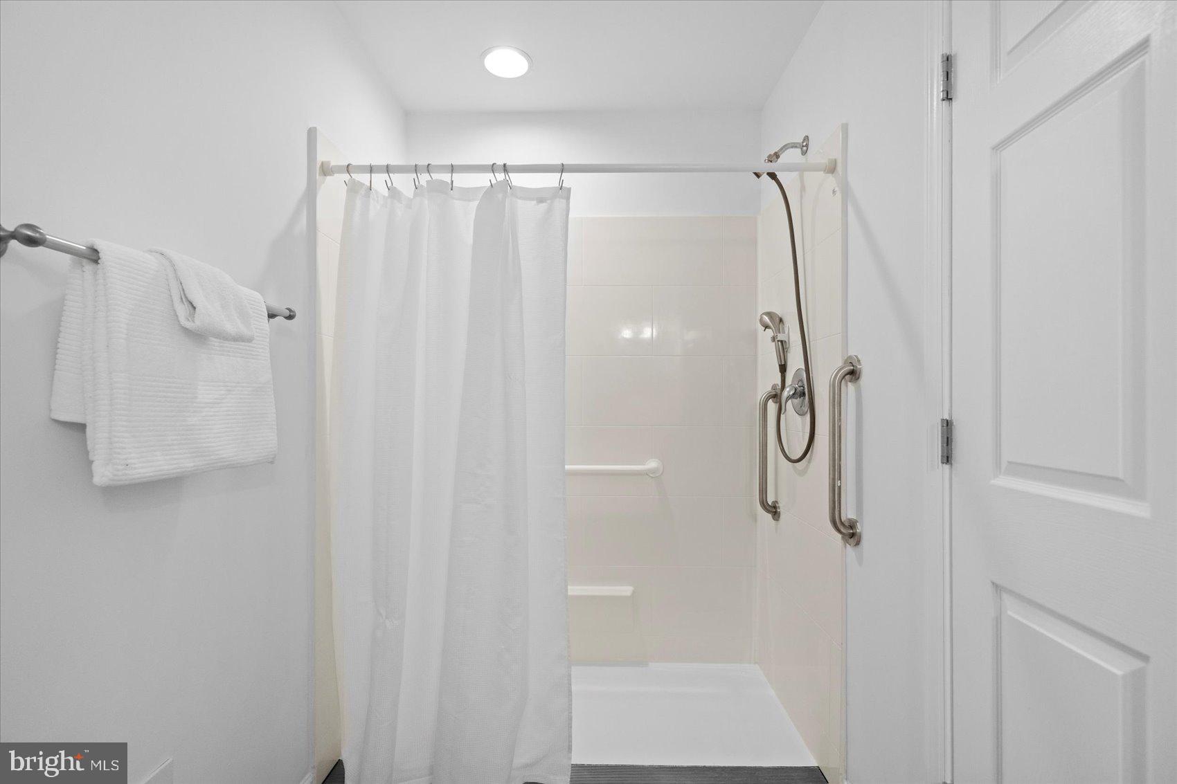 313 Homberg Avenue Baltimore, MD 21221 - Photo 46 of 47 a bathroom with a shower and a shower