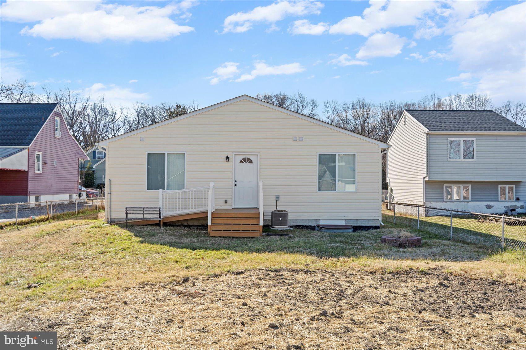 313 Homberg Avenue Baltimore, MD 21221 - Photo 7 of 47 a house view with a backyard space