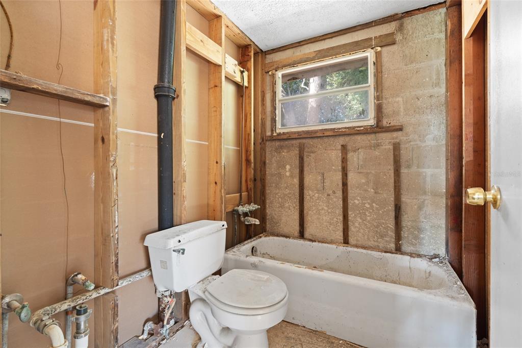 11982 106th Street Largo, FL 33778 - Photo 18 of 29 a bathroom with a toilet and a shower