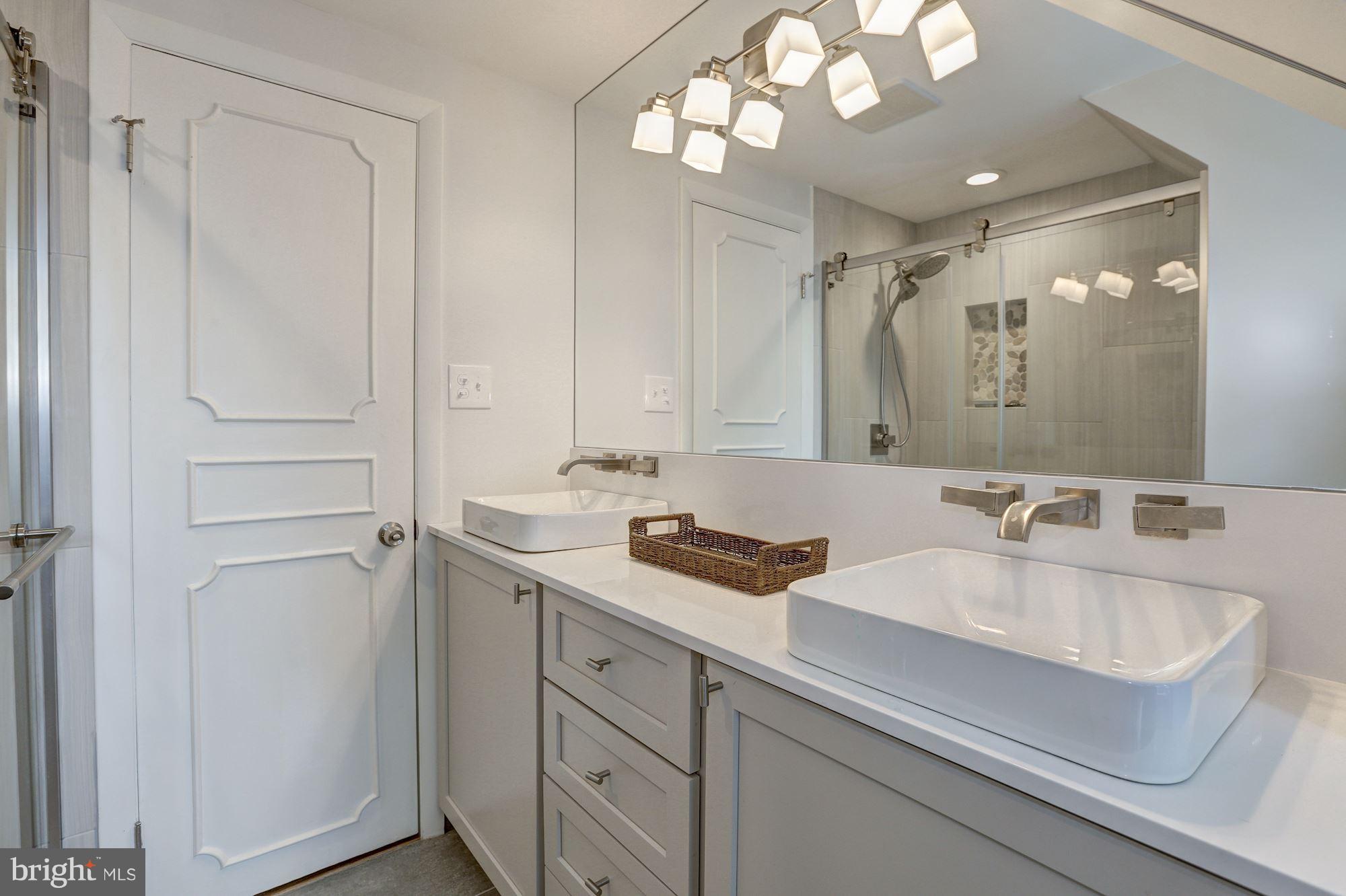 8518 Postoak Road Potomac, MD 20854 - Photo 19 of 30 Bath (Master)
