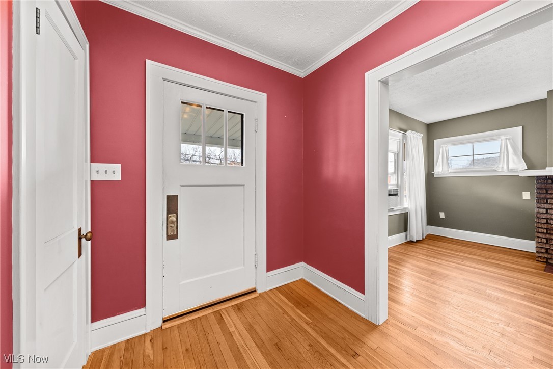 1437 Churchill Road Cleveland, OH 44124 - Photo 3 of 27