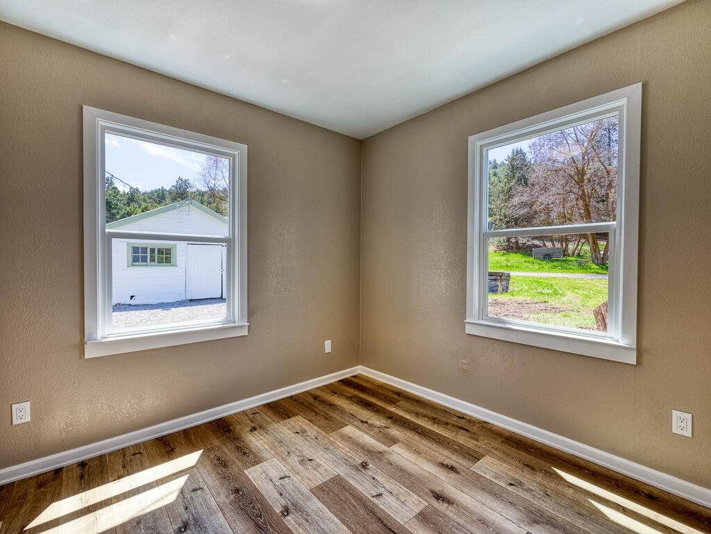 8841 Shady Pine Road Klamath Falls, OR 97601 - Photo 17 of 33 Bedroom 2