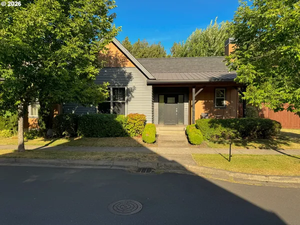 a view of back yard of the house