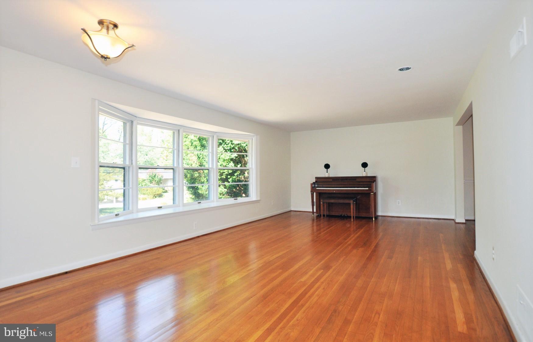 6901 Millwood Road Bethesda, MD 20817 - Photo 3 of 28 Living Room