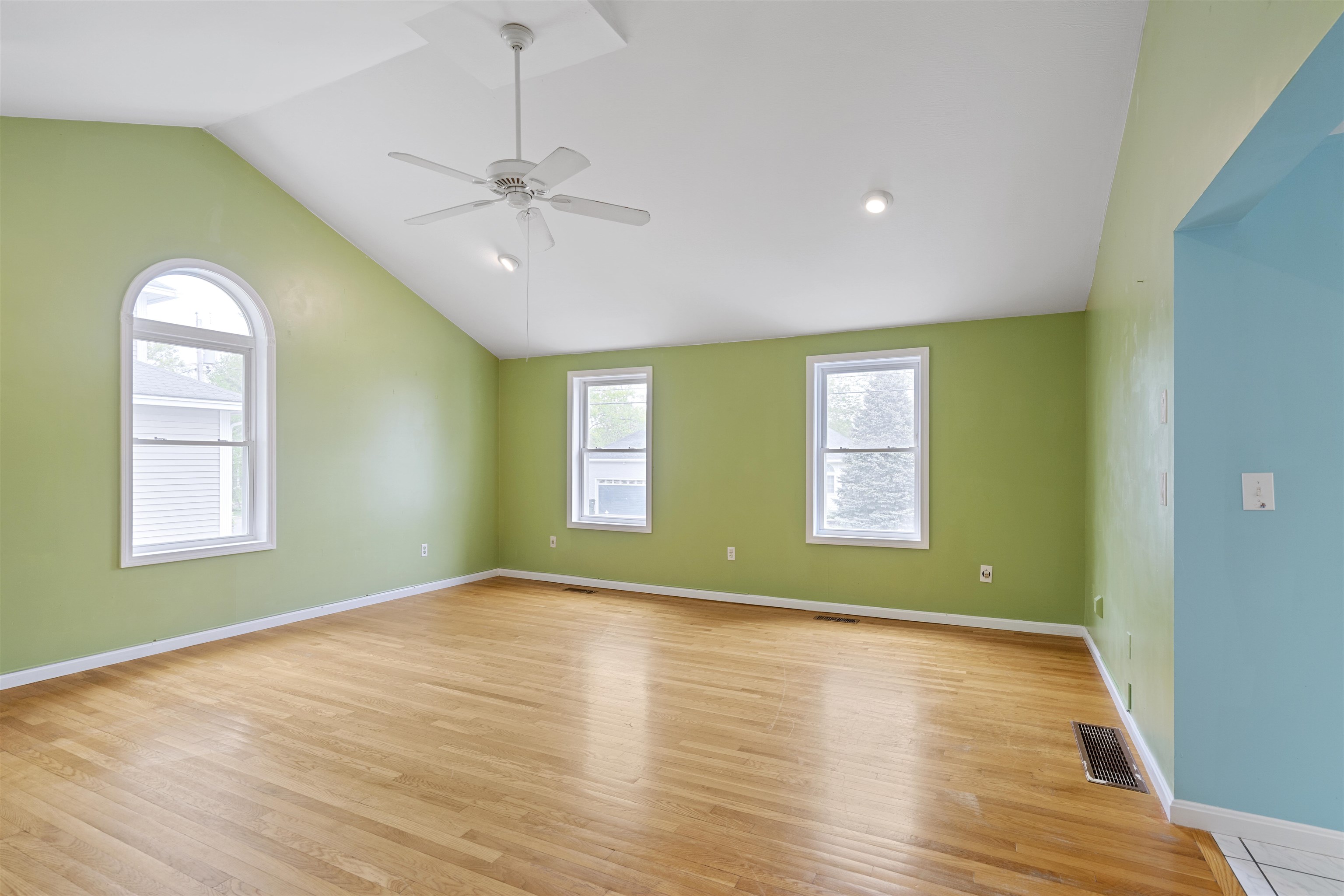 69 Barrett Street Manchester, NH 03104 - Photo 6 of 18