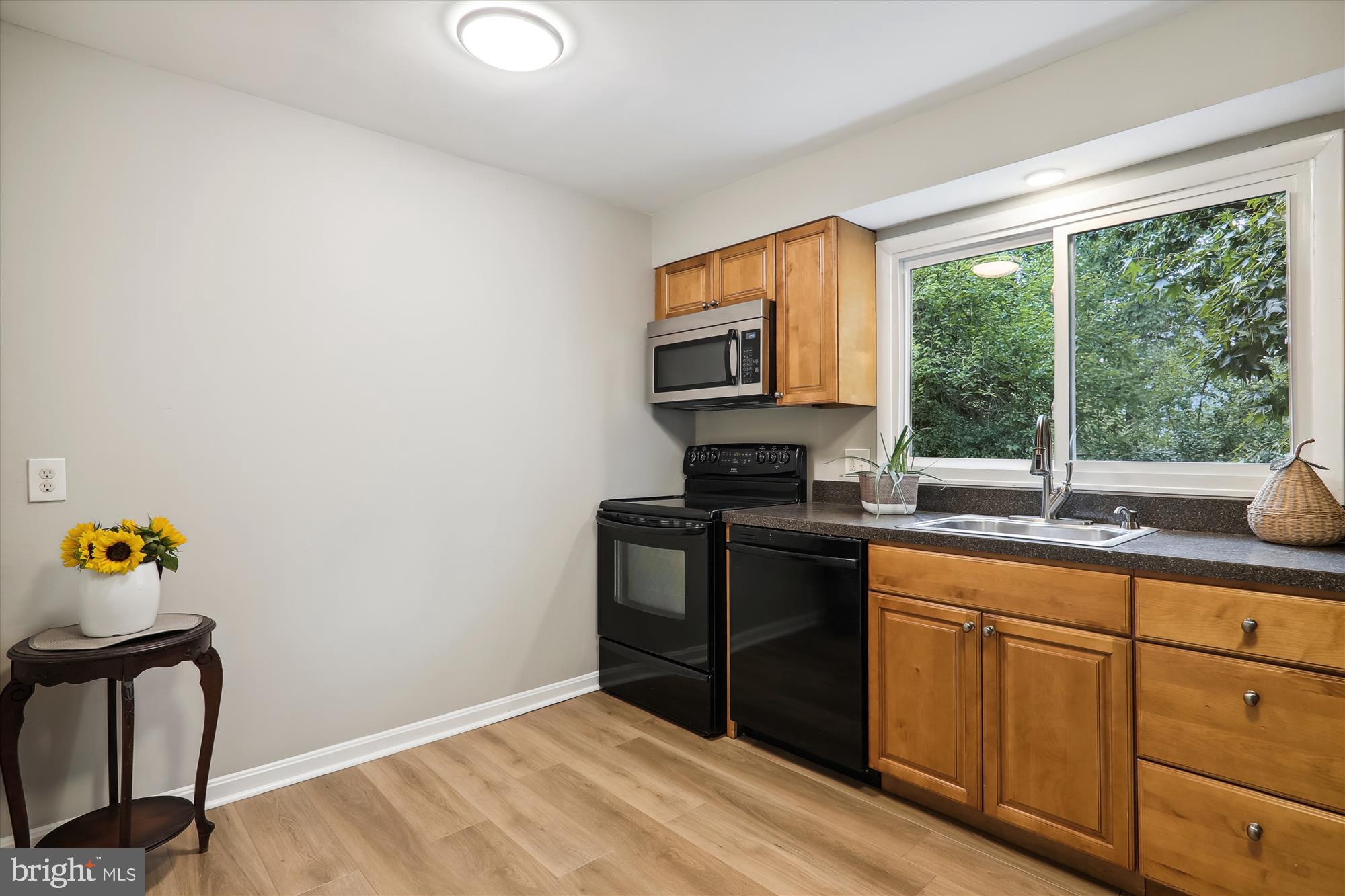 7400 Adelphi Road Hyattsville, MD 20783 - Photo 12 of 38 Space for table and chairs