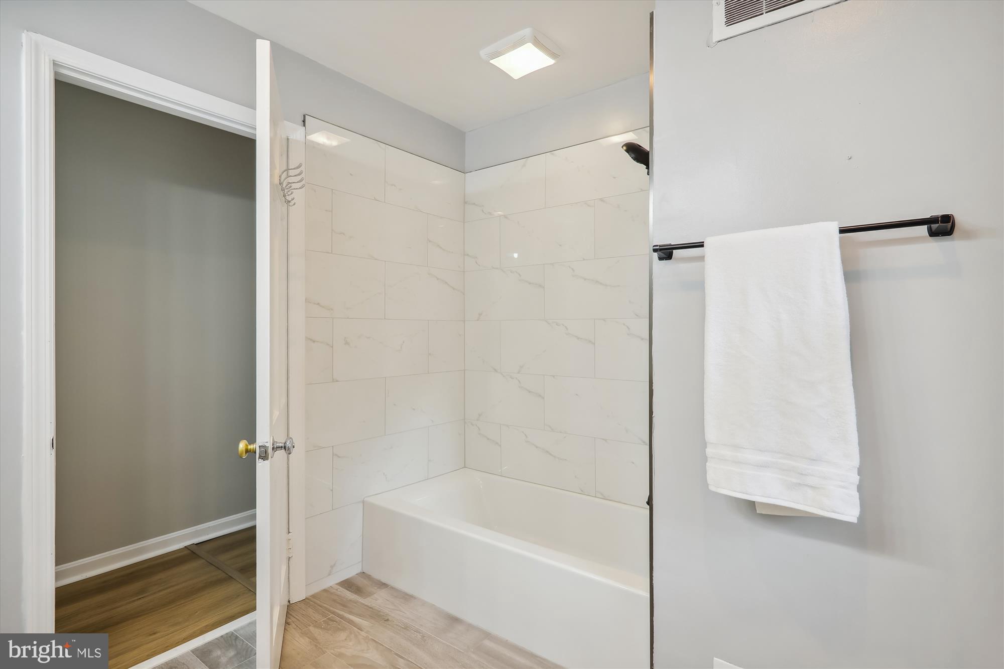 7400 Adelphi Road Hyattsville, MD 20783 - Photo 25 of 38 Shower with tub