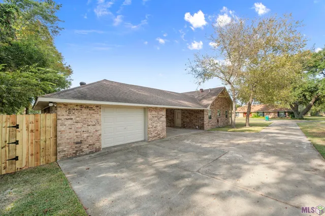 $269,900 | 2209 Live Oak Drive, Brusly, LA 70719