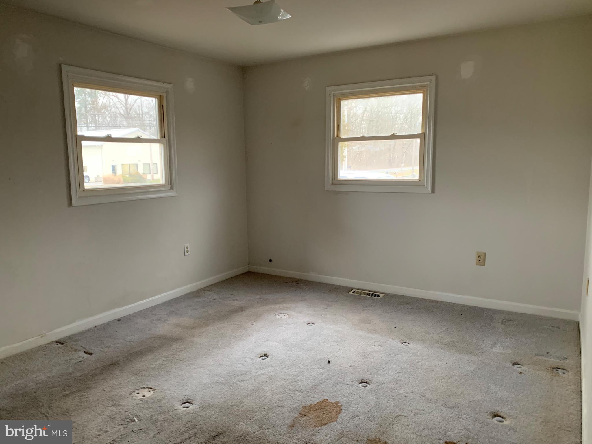 5866 Deale Churchton Road Deale, MD 20751 - Photo 10 of 26 an empty room with a window