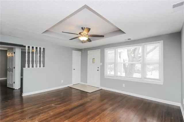 $1,465 | 8925 Main Street, Kansas City, MO 64114