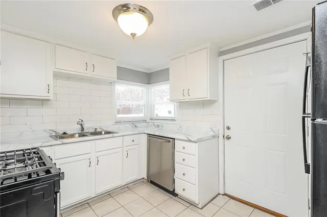 $1,465 | 8925 Main Street, Kansas City, MO 64114