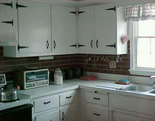 303 Springdale Road Venetia, PA 15367 - Photo 4 of 8 Kitchen.