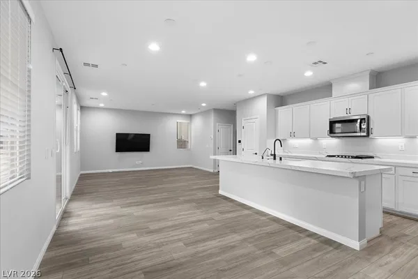 $2,400 | 10423 Stroma Avenue, Las Vegas, NV 89166