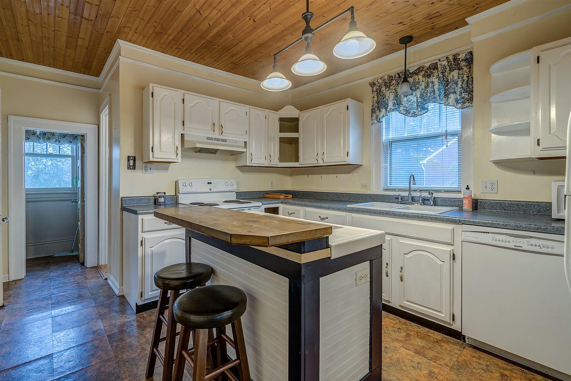 2428 Tillett Road Southwest Roanoke, VA 24015 - Photo 13 of 25 10-DSC00461_2_3_4_5