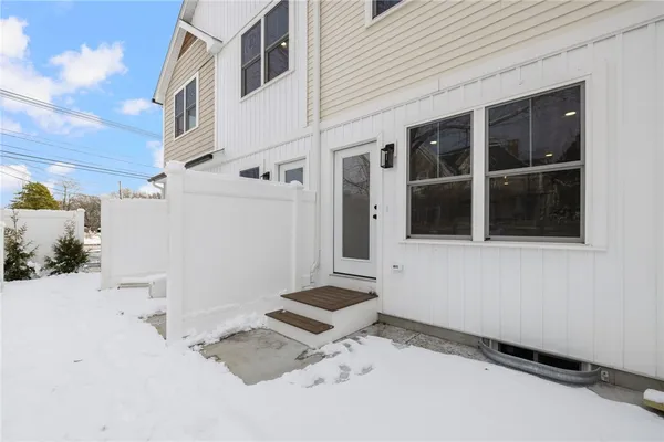 $425,000 | 2907 Post Road, Unit 3, Warwick, RI 02886