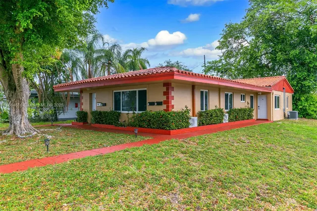 a view of a house with backyard and porch