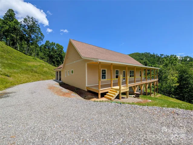 a view of a house with backyard and garden