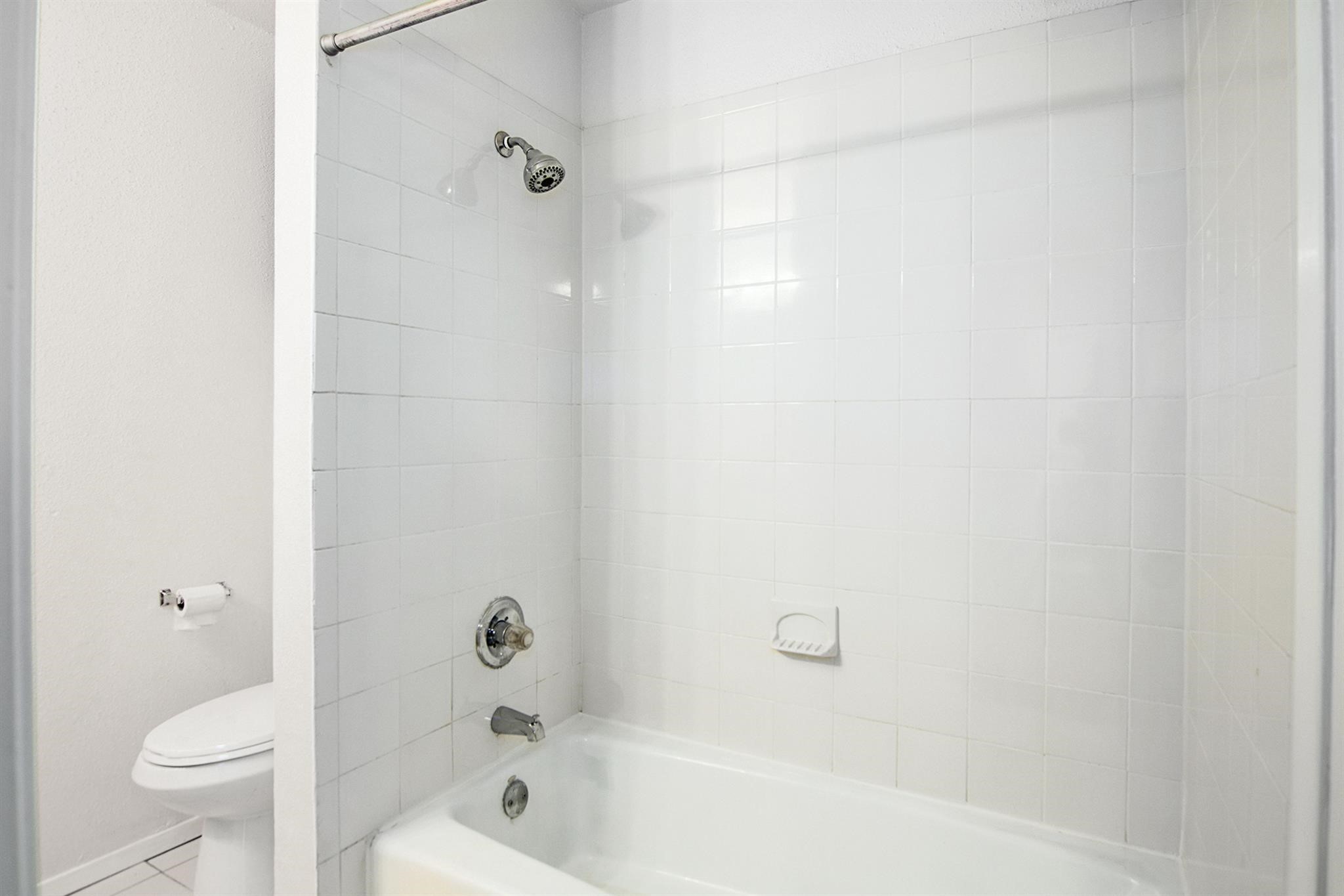 18519 Egret Bay Boulevard, Unit 1708 Webster, TX 77058 - Photo 13 of 27 a bathroom with a bathtub and a toilet