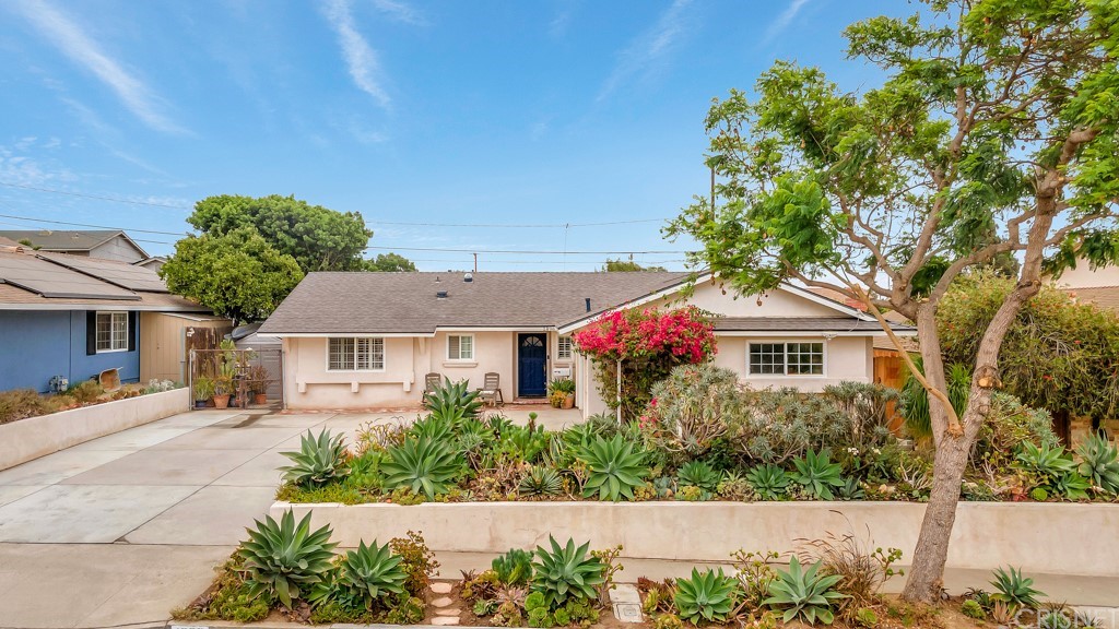1896 Munson St. - Front of house and front yard