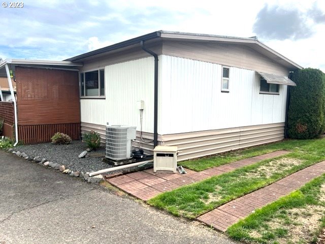 3998 Franklin Boulevard Eugene, OR 97403 - Photo 13 of 35 a front view of a house with a yard