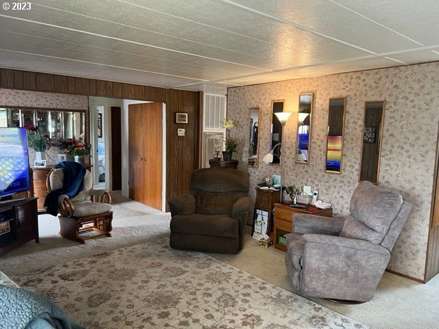 3998 Franklin Boulevard Eugene, OR 97403 - Photo 18 of 35 a living room with furniture and a flat screen tv