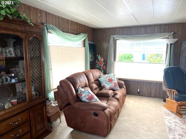3998 Franklin Boulevard Eugene, OR 97403 - Photo 19 of 35 a living room with furniture and a window