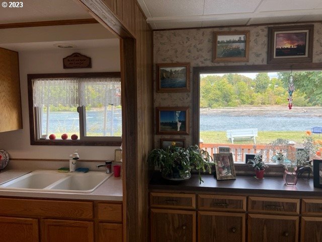 3998 Franklin Boulevard Eugene, OR 97403 - Photo 21 of 35 a bathroom with a sink a mirror and window