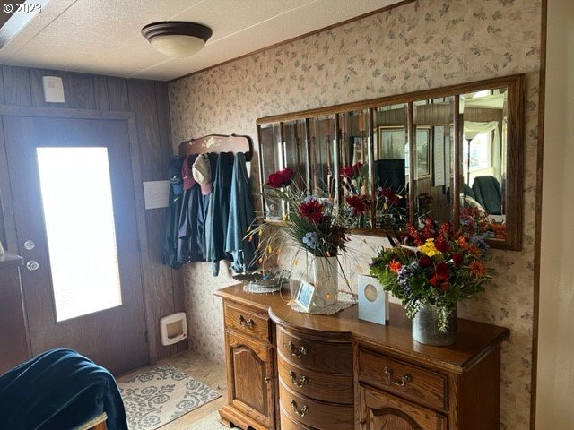 3998 Franklin Boulevard Eugene, OR 97403 - Photo 22 of 35 a room with furniture and potted plant