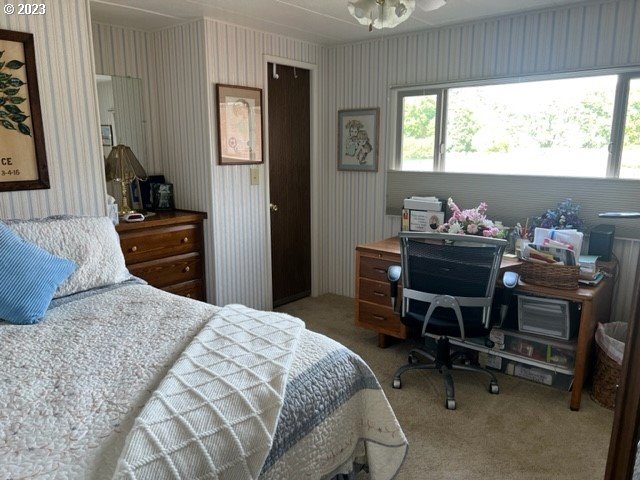 3998 Franklin Boulevard Eugene, OR 97403 - Photo 27 of 35 a bedroom with a bed and a table in it