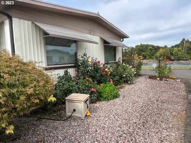 3998 Franklin Boulevard Eugene, OR 97403 - Photo 3 of 35 a front view of a house with garden and plants