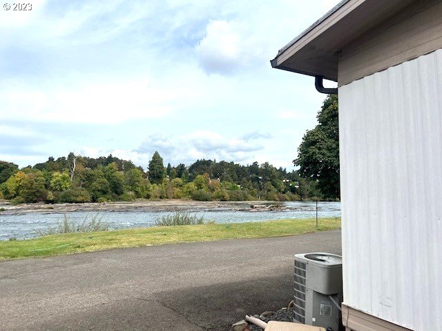 3998 Franklin Boulevard Eugene, OR 97403 - Photo 9 of 35 a view of a swimming pool and a yard