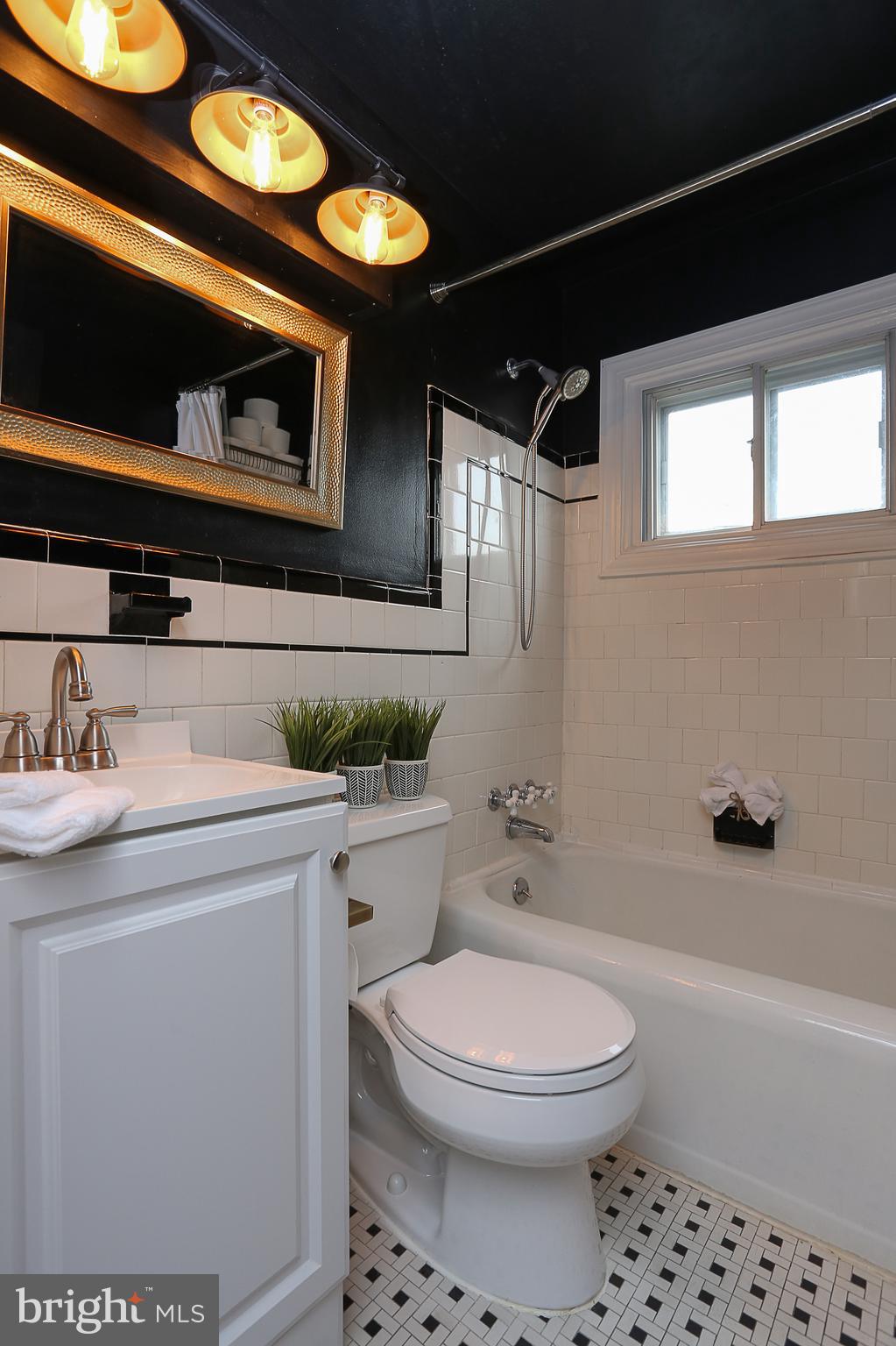 1072 Downton Road Baltimore, MD 21227 - Photo 19 of 38