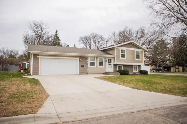 $219,900 | 15 Highland Drive, Morris, MN 56267