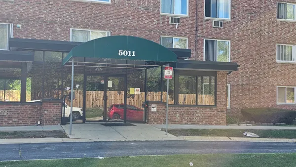 $1,600 | 5011 South Valley Lane, Unit 305, Streamwood, IL 60107