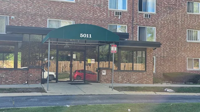 $1,700 | 5011 South Valley Lane, Unit 305, Streamwood, IL 60107