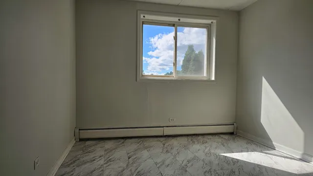 $1,700 | 5011 South Valley Lane, Unit 305, Streamwood, IL 60107