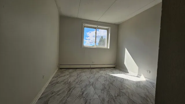 $1,700 | 5011 South Valley Lane, Unit 305, Streamwood, IL 60107