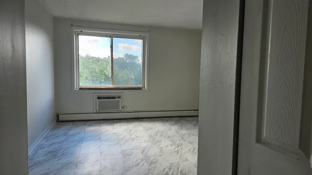 $1,700 | 5011 South Valley Lane, Unit 305, Streamwood, IL 60107