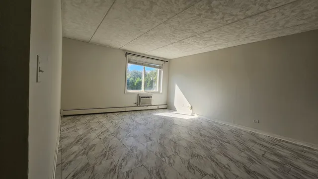 $1,700 | 5011 South Valley Lane, Unit 305, Streamwood, IL 60107