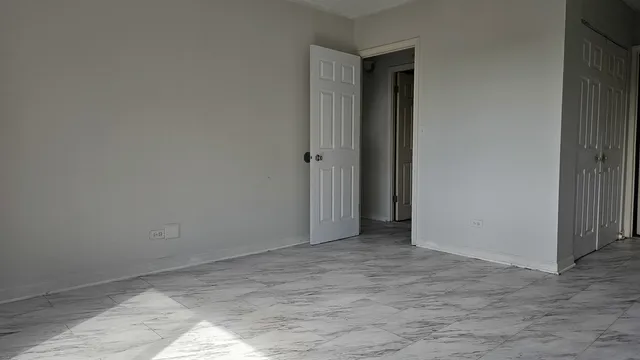 $1,700 | 5011 South Valley Lane, Unit 305, Streamwood, IL 60107