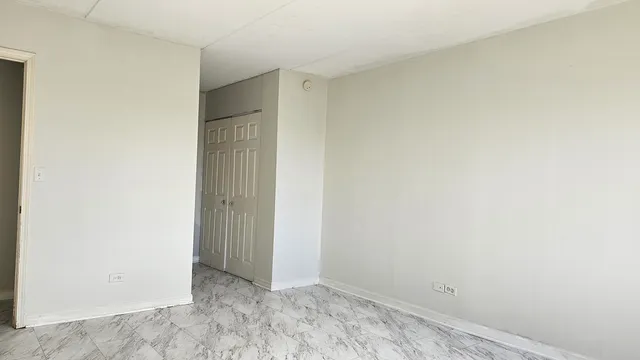 $1,700 | 5011 South Valley Lane, Unit 305, Streamwood, IL 60107